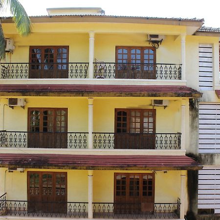 Oyo 7333 V Palms Hotel Candolim Bagian luar foto