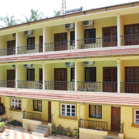 Oyo 7333 V Palms Hotel Candolim Bagian luar foto